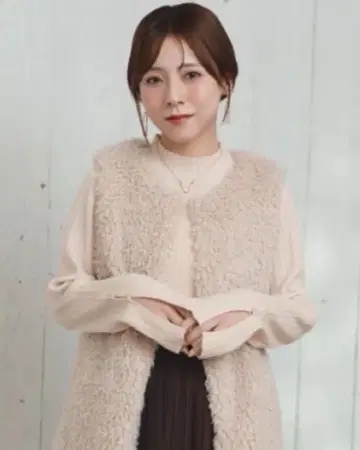 tal. by yumi. 베이지 퍼 베스트