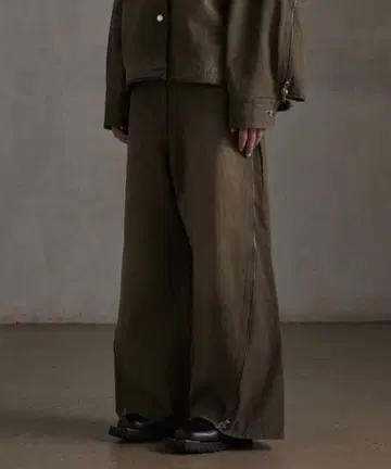 [ GRANCY ] 지퍼 디자인 배기 데님 팬츠 브라운 L