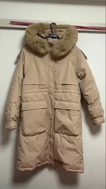 퍼가 달린 베이지 롱 다운 자켓