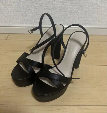 크로스 스트랩 블랙 하이힐 샌들