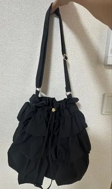 프릴 디자인 블랙 숄더백