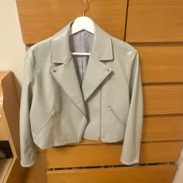 라이트 그레이 가죽 라이더 자켓