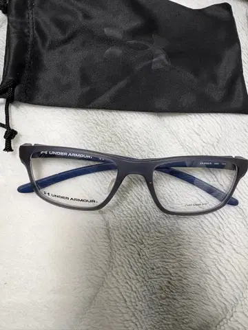 UNDER ARMOUR 네이비 안경 수납 봉투 포함
