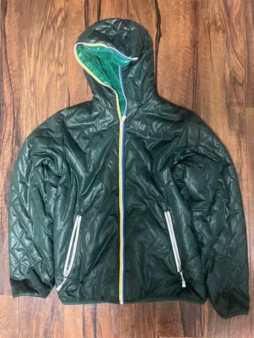 다크 그린 후드 부착 다운 자켓