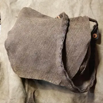 헤링본 무늬 스웨이드 숄더백 덤 포함.