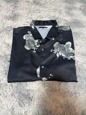 CLEL 블랙 플라워 무늬 새틴 반팔 셔츠