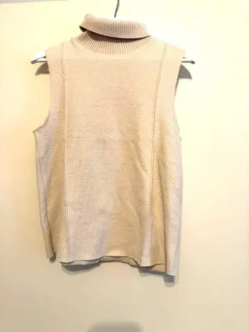 ZARA 크림색 터틀넥 슬리브리스 니트 새상품급