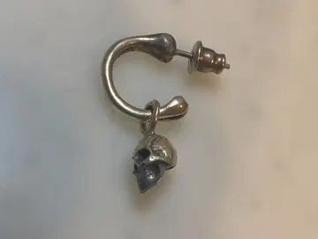 LEATHERS AND TREASURES 스컬본 귀걸이