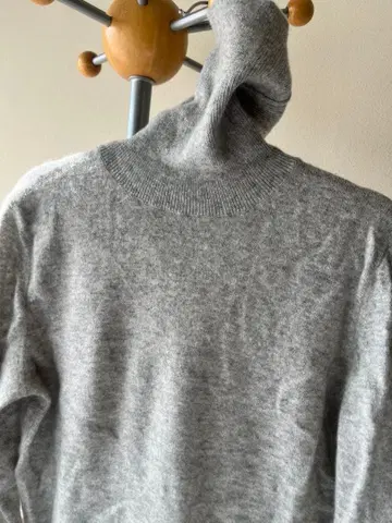그레이 터틀넥 스웨터