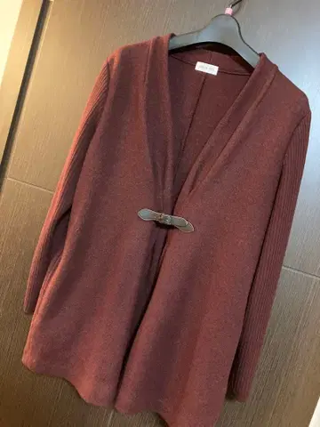 세시오세라 니트풍 가디건 자켓 버건디 색상 계열 X마스 설날 식사