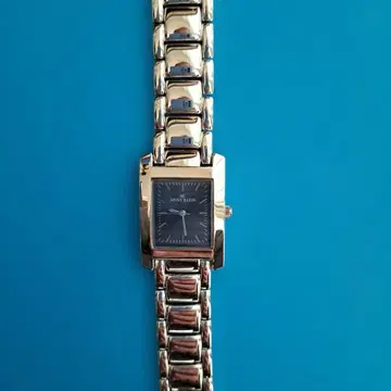 새상품급 작동 중 ANNE KLEIN 베젤 실버 다이얼 네이비
