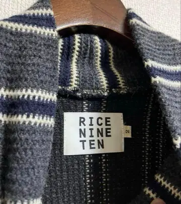 RICE NINE TEN 하이넥 스트라이프 니트 슬릿 조절