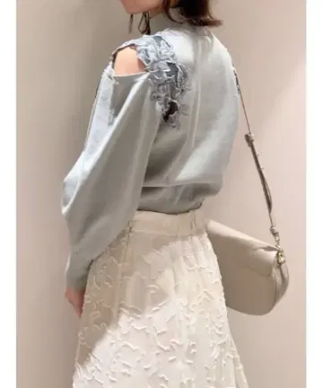 SNIDEL 시어 자카드 자수 풀오버