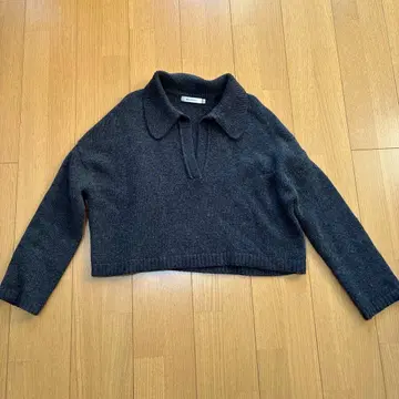 MOUSSY 차콜 그레이 폴로 넥 니트 크롭 기장