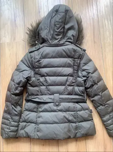 카키색 후드 부착 다운 자켓