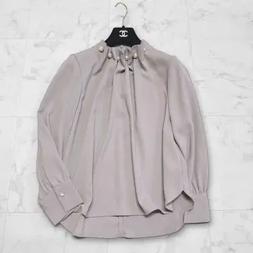 새상품급 토널 조젯 펄 하이넥 블라우스 그레이 여자 아나운서 착용