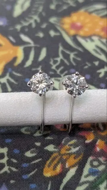 0.9캐럿 다이아몬드 K14WG 귀찌