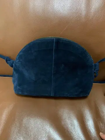 네이비 스웨이드 하프문 숄더백