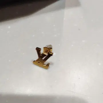 LV 로고 골드 컬러 귀걸이 (한쪽용) 남녀 공용