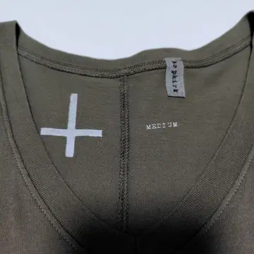 MEDIUM PLUS 올리브 그린 V넥 T셔츠