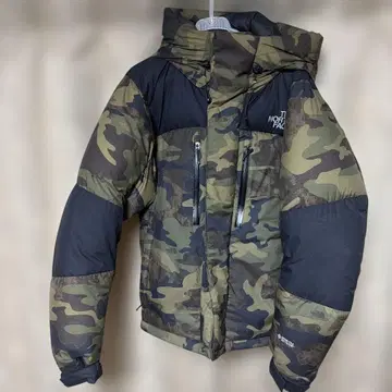 새상품급 발트로 라이트 자켓 카모플라쥬 M 사이즈