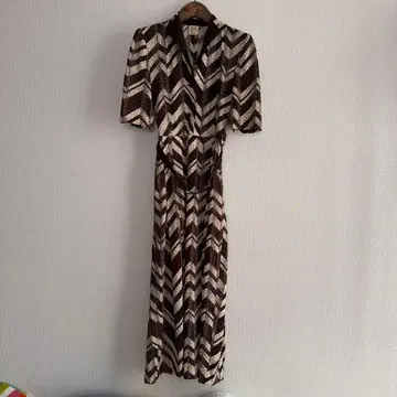 쇼와 브라운과 아이보리 지그재그 패턴 반팔 롱 원피스