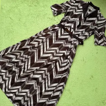 쇼와 브라운과 아이보리 지그재그 패턴 반팔 롱 원피스