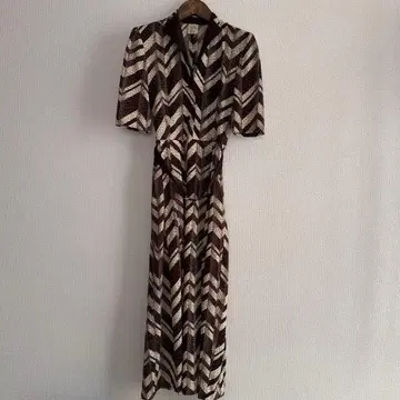 쇼와 레트로 브라운과 아이보리 지그재그 패턴 반팔 롱 원피스