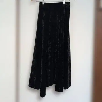 Mila Owen 벨벳 비대칭 플레어 스커트