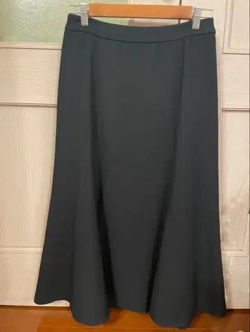 [ 새상품급 ] Reflect 블랙 플레어 스커트 무릎 기장