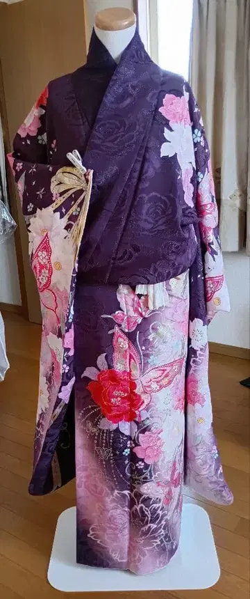보라색 꽃무늬 후리소데 기모노