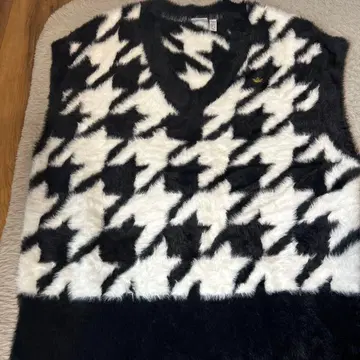 하운드 투스 패턴 니트 베스트