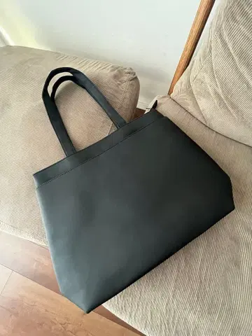 미사용 새상품 블랙 합성 피혁 토트백