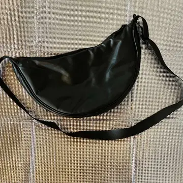 UNIQLO 레더 터치 라운드 숄더백 블랙