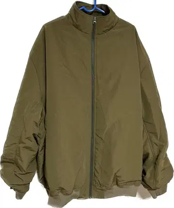 올리브색 풀집업 자켓