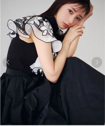 스나이델 디자인 슬리브 니트 풀오버 프릴 꽃무늬 자수 블랙 반팔 상의