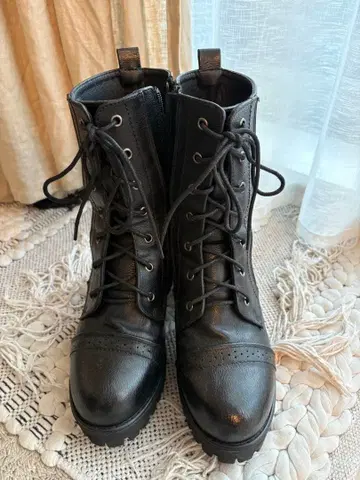 블랙 통굽 레이스업 부츠 지퍼 포함
