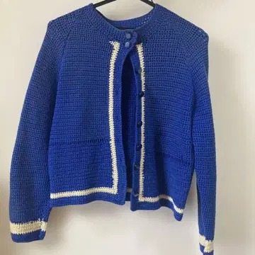 파란색 니트 가디건