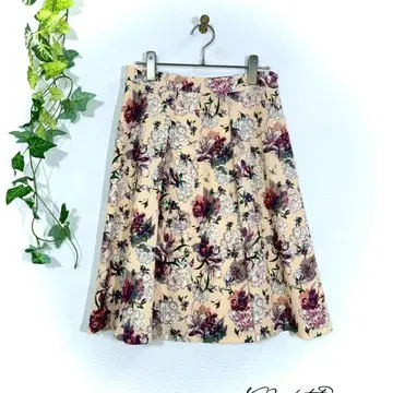 리플렉트 새상품급 꽃무늬 플레어 스커트 무릎 기장 베이지 9호