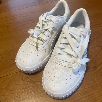 [ 새상품 ] PUMA 화이트 스니커즈 22.5cm