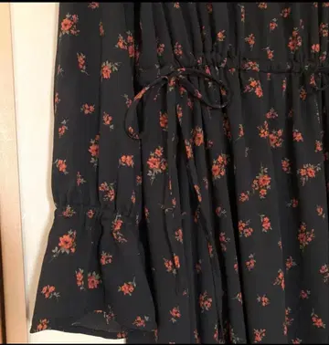 블랙 베이스에 빨간색 꽃무늬 긴팔 원피스