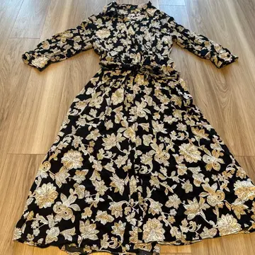 블랙과 금색 꽃무늬 셔츠 원피스