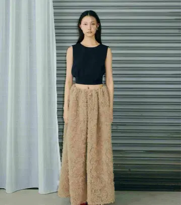 ANDRESD 슬리브리스 블랙 상의 베이지 롱 스커트