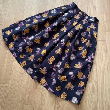 couture broach 네이비 꽃무늬 플레어 스커트