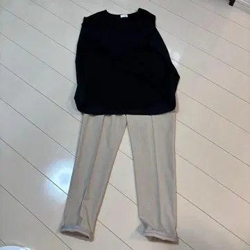 블랙 긴팔 상의와 베이지 팬츠 세트