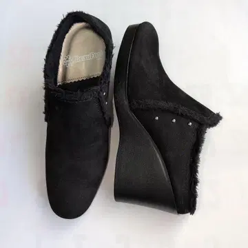 [ 새상품급 ] BeauFort 블랙 퍼 웨지솔 뮬