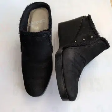 BeauFort 블랙 퍼(fur) 장식 웨지솔 뮬