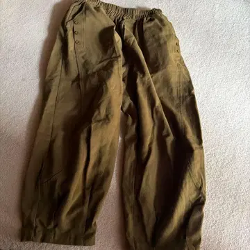 올리브색 버튼 달린 캐주얼 팬츠