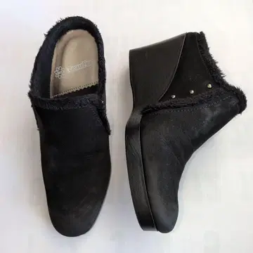 BeauFort 블랙 퍼(fur) 장식 웨지솔 뮬