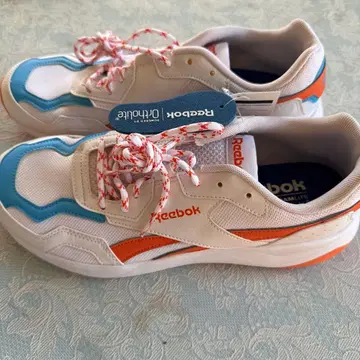 [택 포함 새상품] Reebok 스니커즈 27.5cm